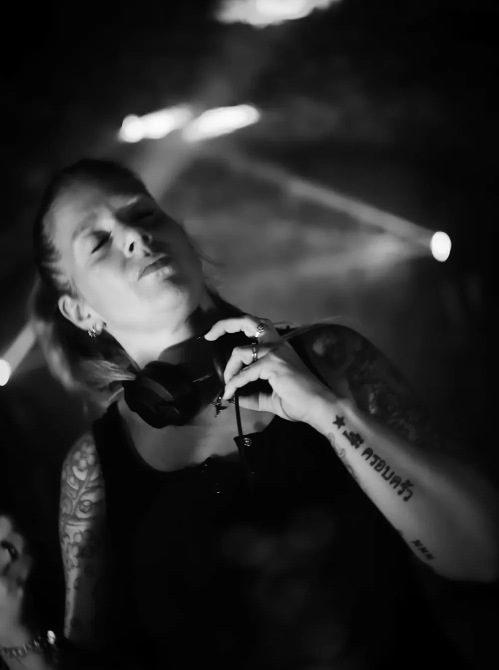 MYA STØNE aux platines, en concert