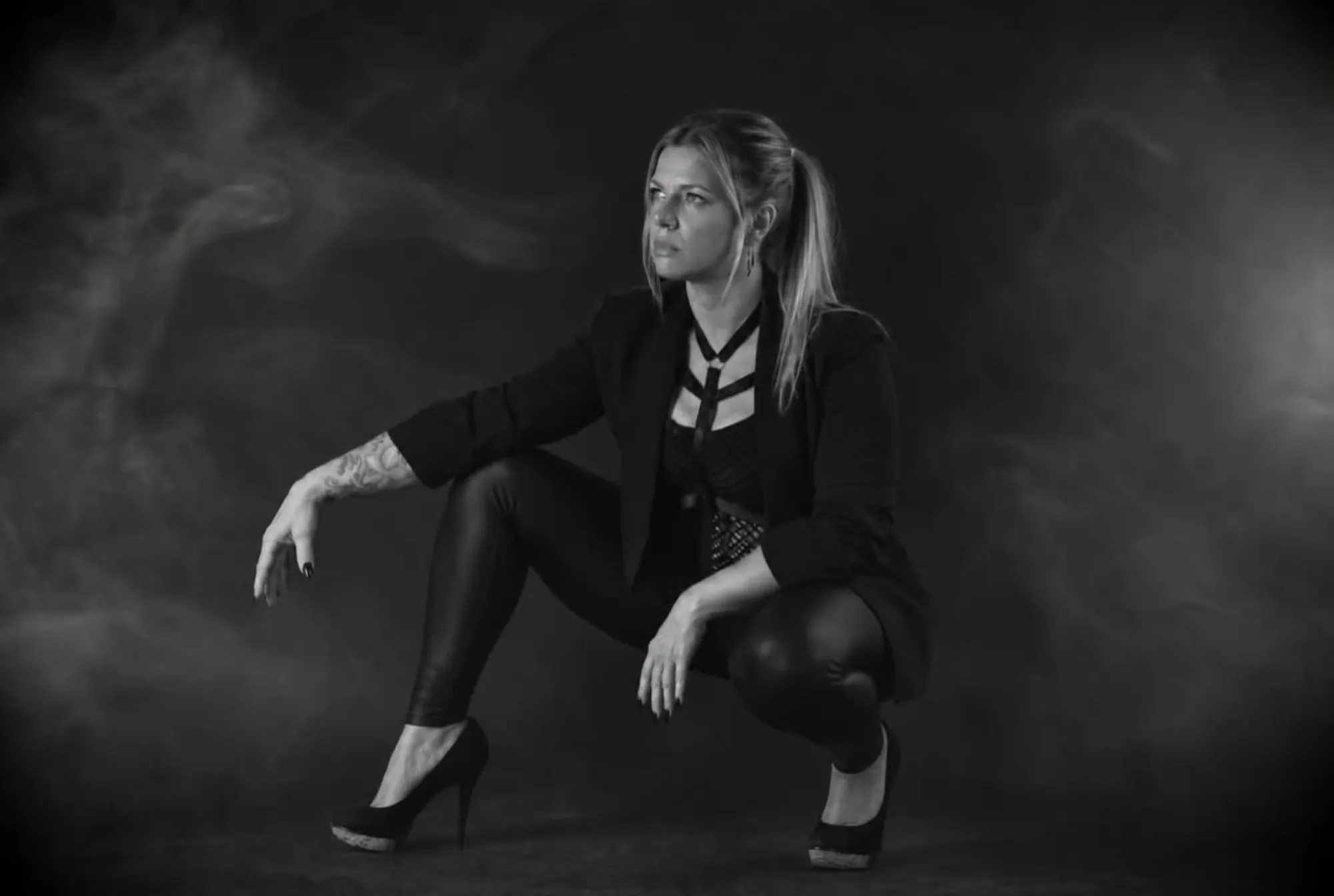 MYA STØNE en studio, dans la fumée